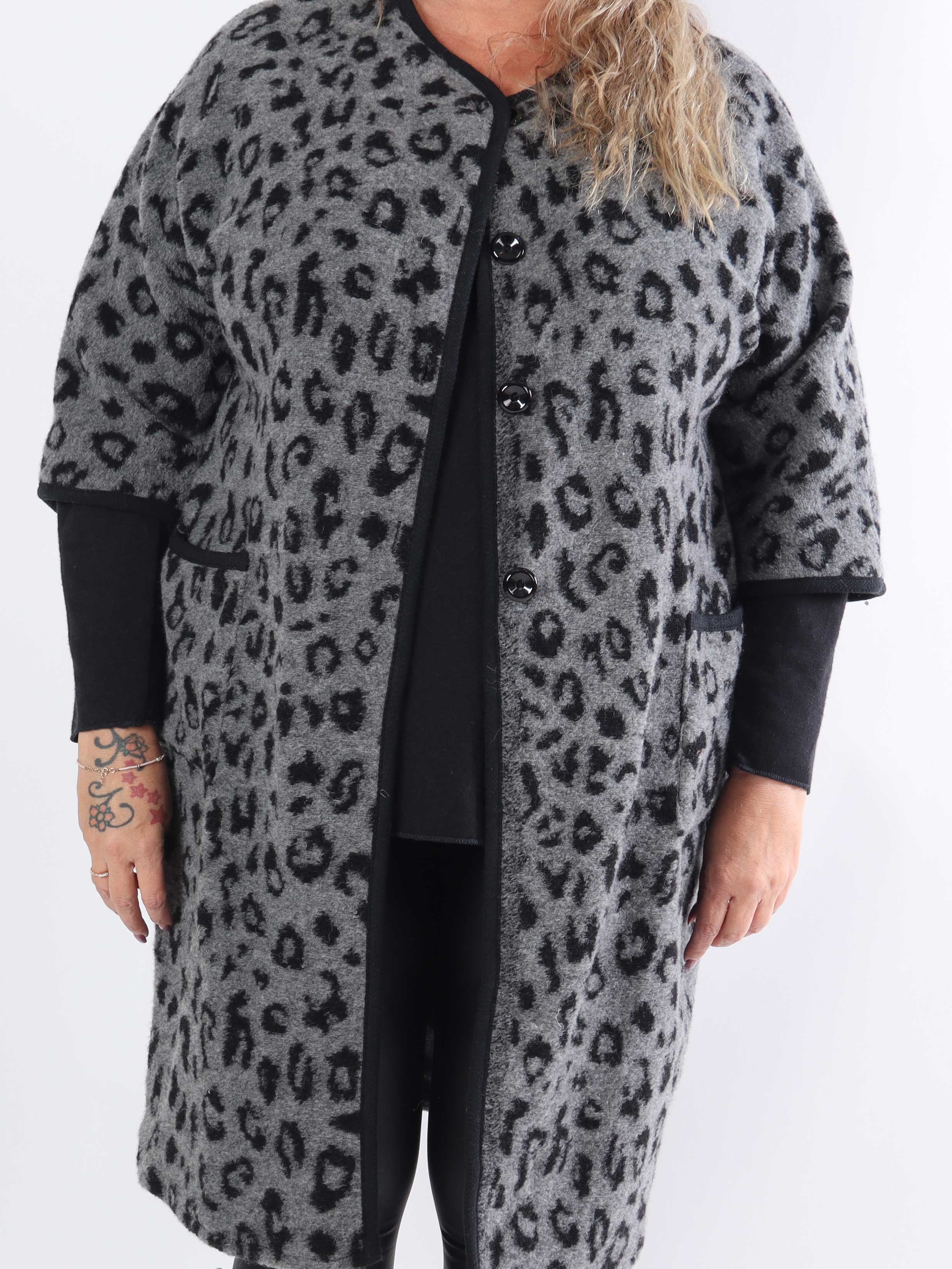 Arianna Leo- Plus size frakke i leopardprint med uld i